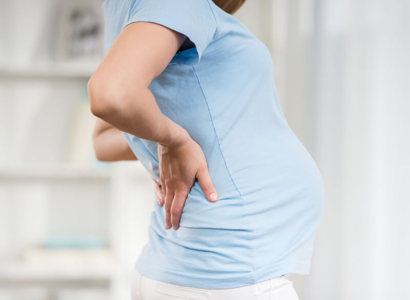 妊娠中の背中の痛みのイメージ