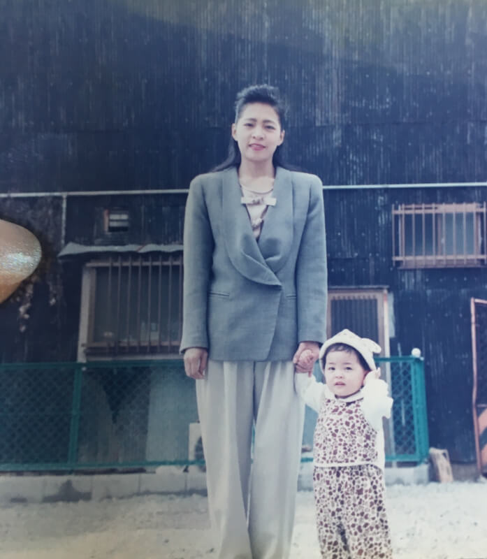 Naoさんのお母様とNaoさんの幼少時代