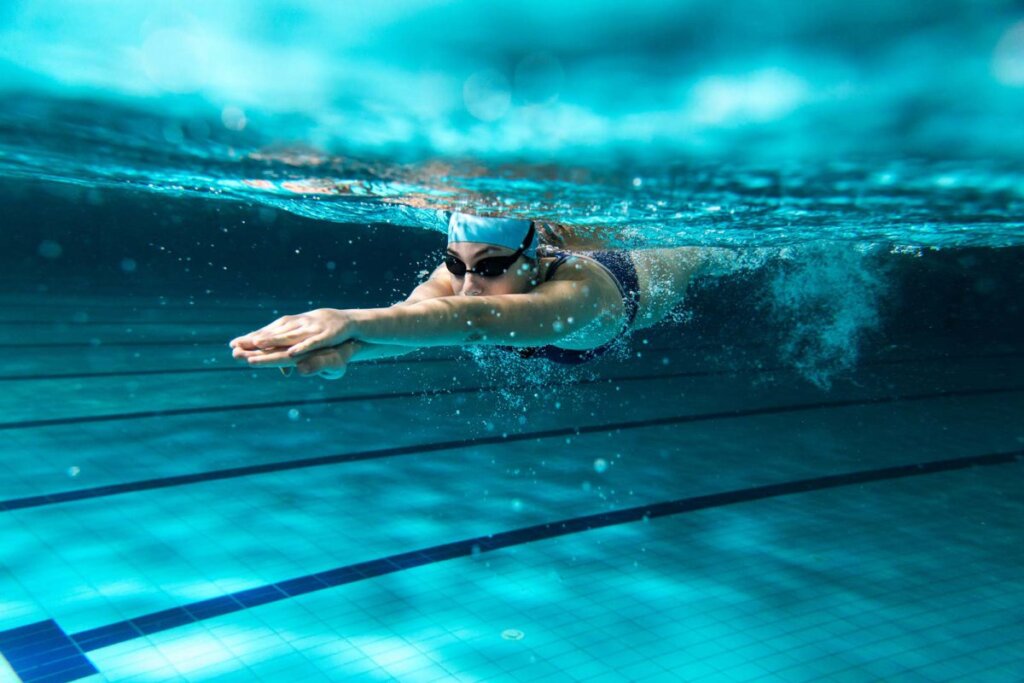 水泳（スイミング）をプールでする女性のイメージ