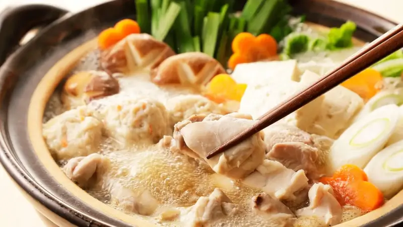 鶏肉と豆腐を使った鍋料理のイメージ